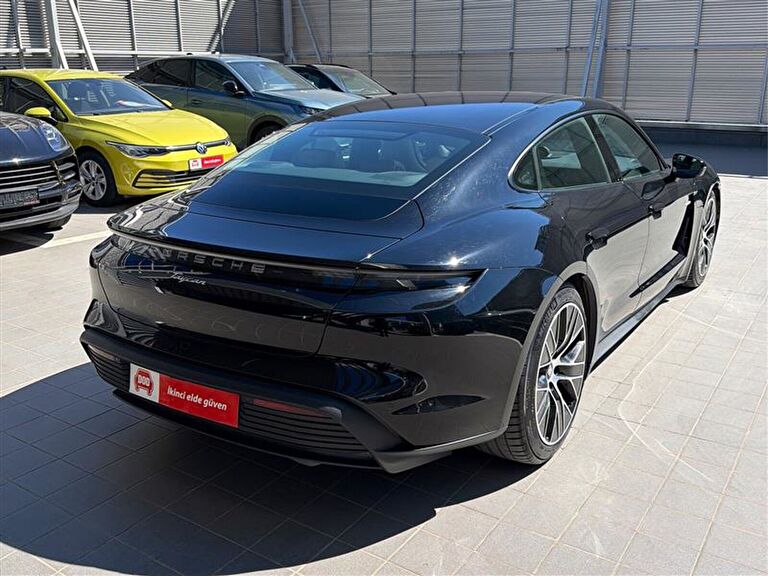 PORSCHE TAYCAN