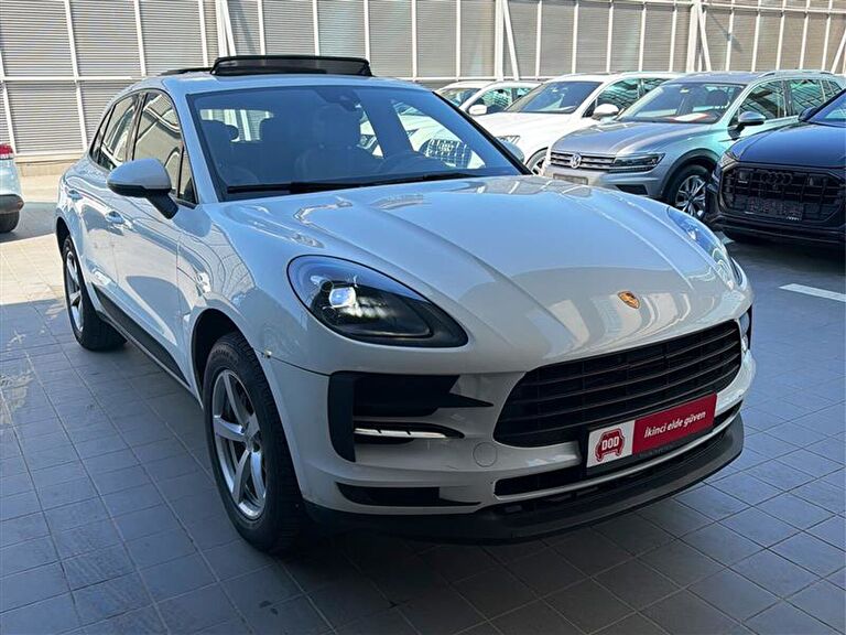 PORSCHE MACAN