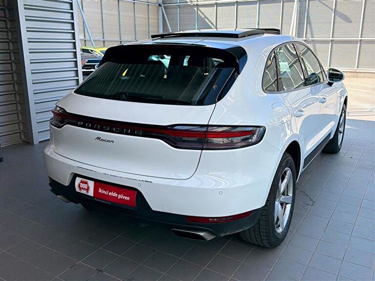 PORSCHE MACAN
