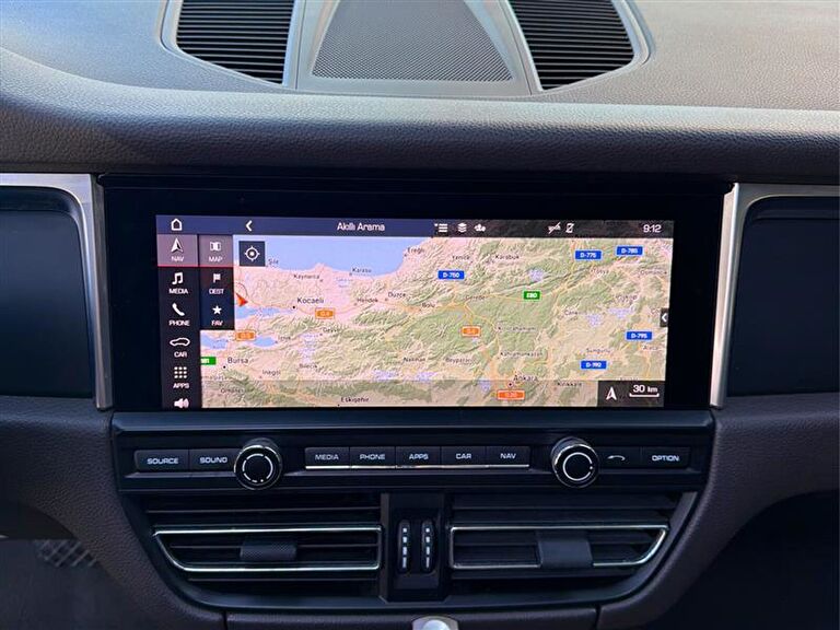 PORSCHE MACAN