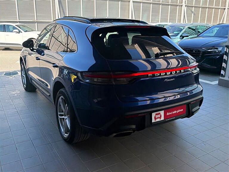 PORSCHE MACAN