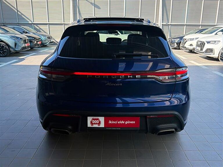 PORSCHE MACAN