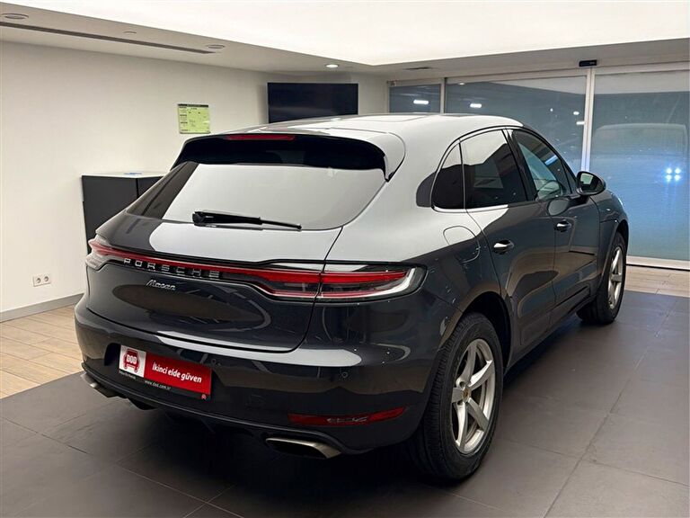 PORSCHE MACAN