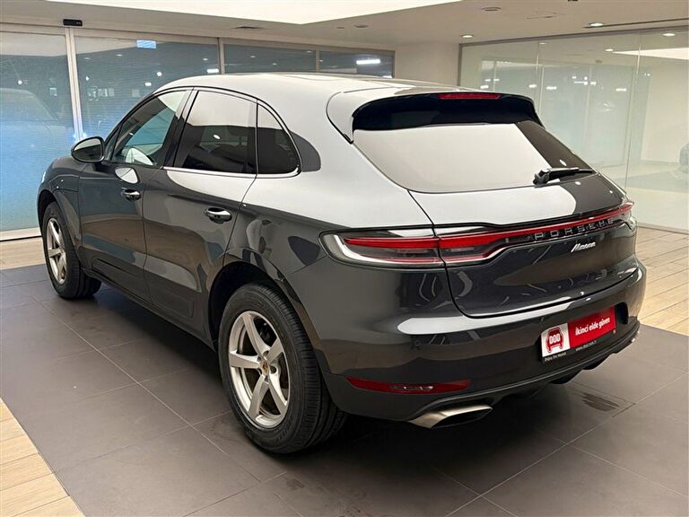 PORSCHE MACAN