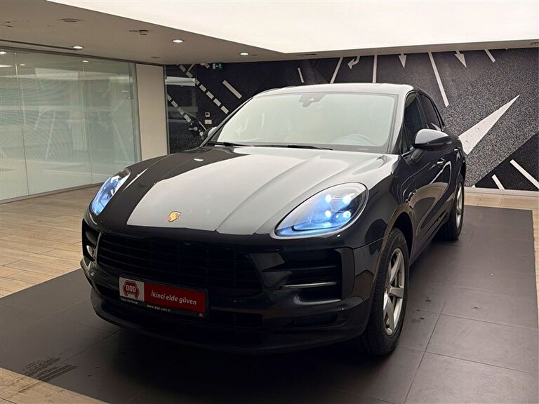 PORSCHE MACAN