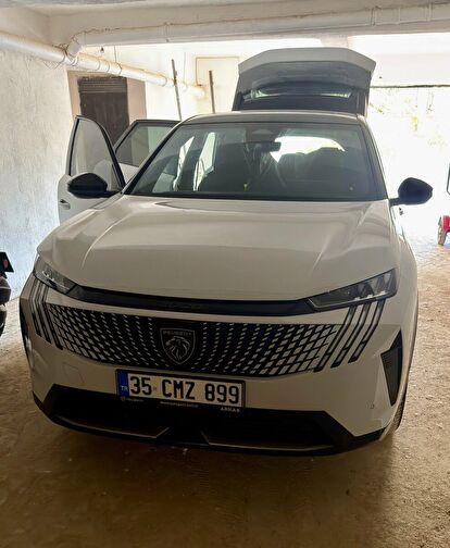 PEUGEOT E-3008