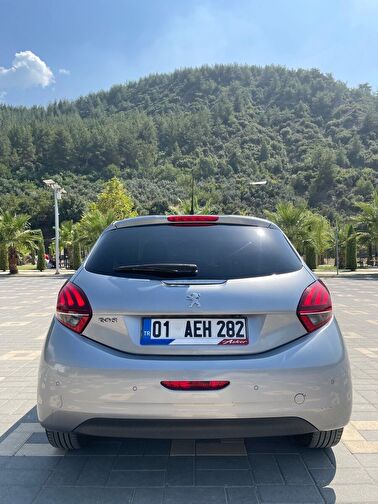 PEUGEOT 208