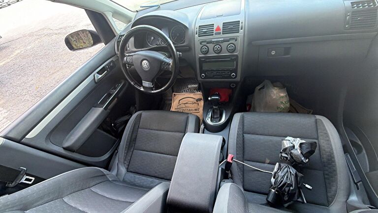 VOLKSWAGEN TOURAN