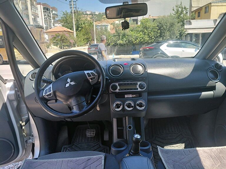 MITSUBISHI COLT