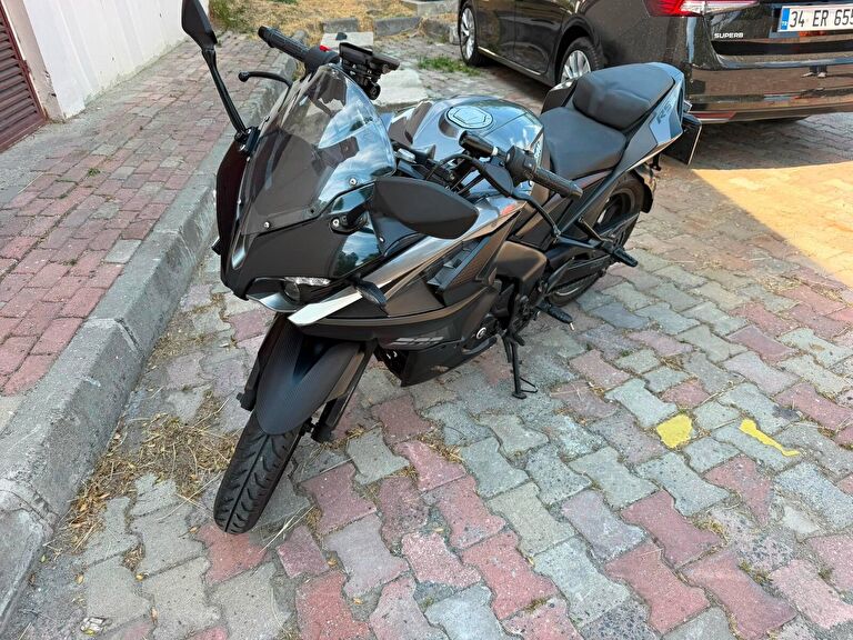 Bajaj Pulsar RS 200