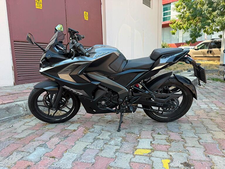 Bajaj Pulsar RS 200