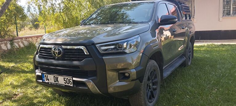 TOYOTA HILUX
