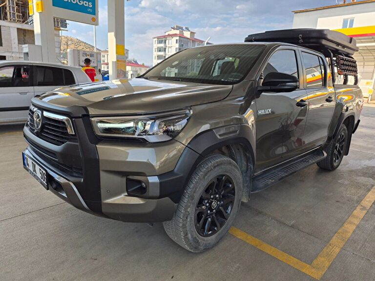 TOYOTA HILUX