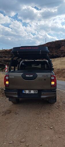 TOYOTA HILUX