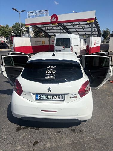 PEUGEOT 208