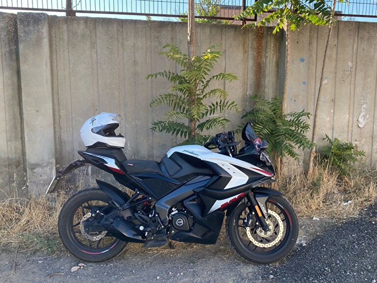 Bajaj Pulsar RS 200