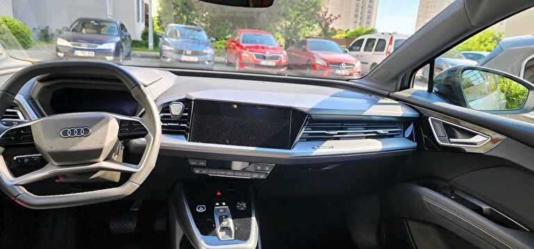 AUDI Q4
