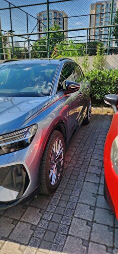 AUDI Q4