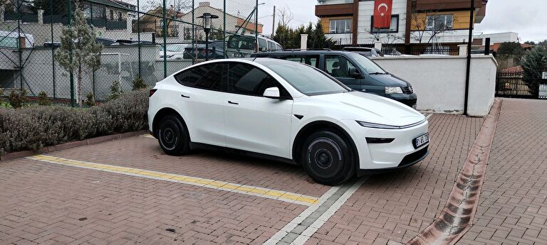 TESLA MODEL Y