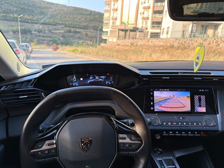 PEUGEOT 408