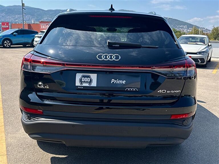 AUDI Q4