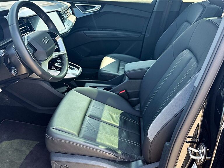AUDI Q4