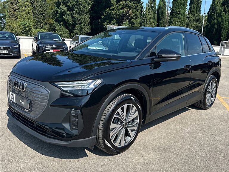 AUDI Q4