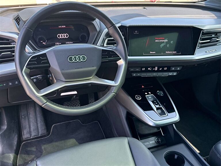 AUDI Q4