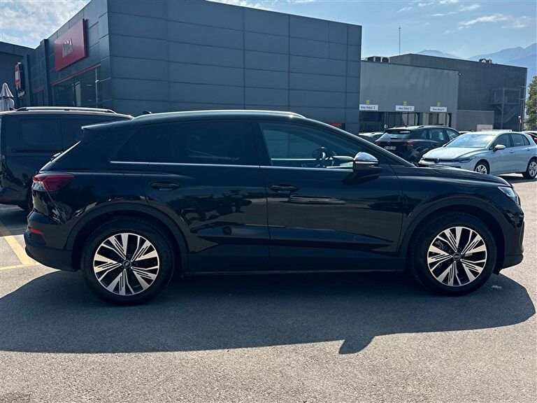 AUDI Q4