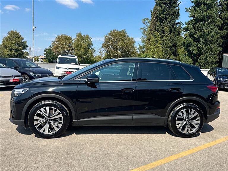 AUDI Q4