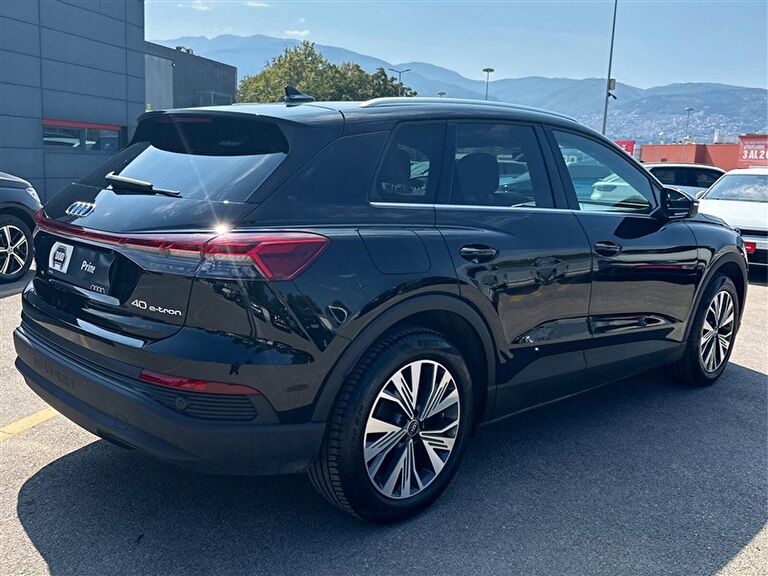 AUDI Q4