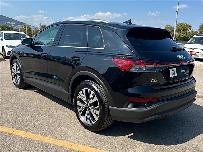 AUDI Q4