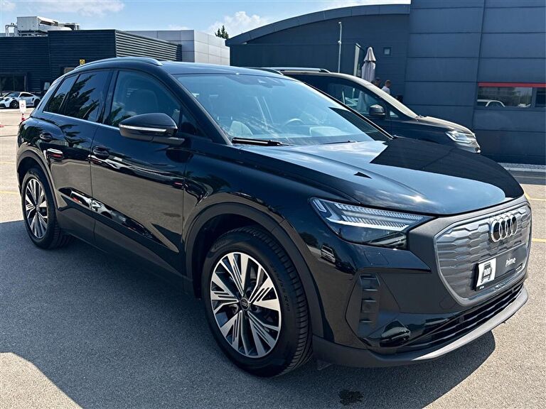 AUDI Q4