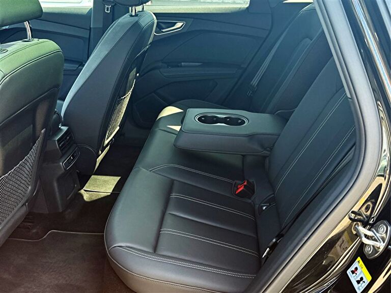 AUDI Q4