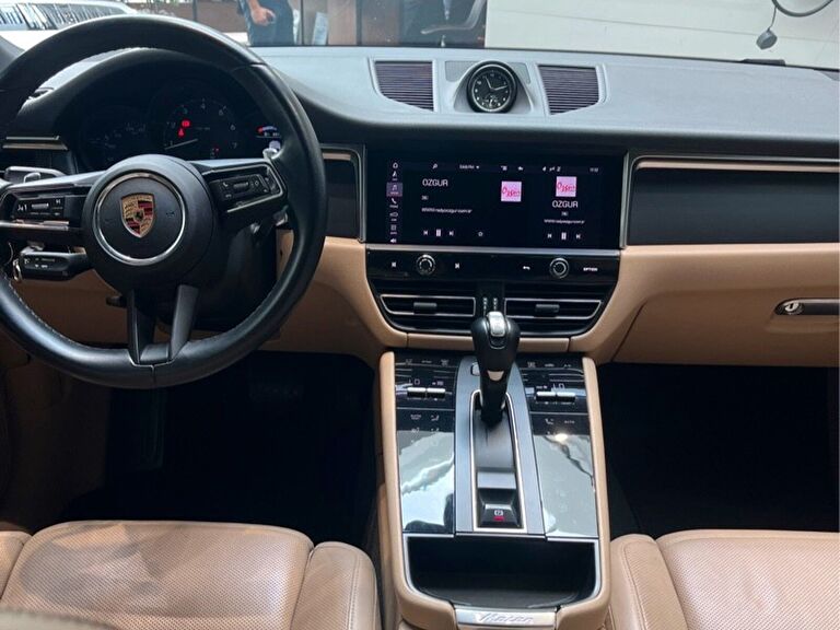 PORSCHE MACAN
