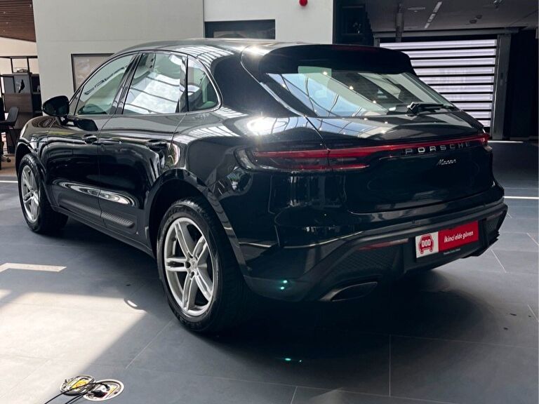 PORSCHE MACAN