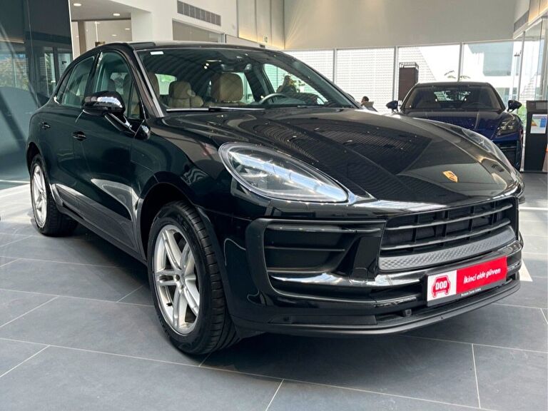 PORSCHE MACAN