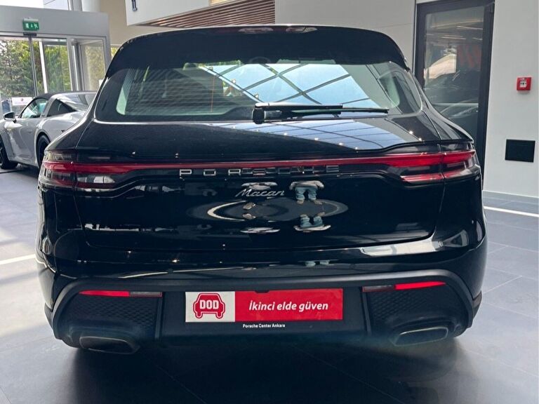 PORSCHE MACAN