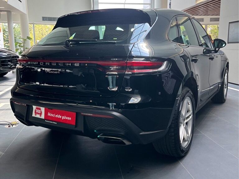 PORSCHE MACAN