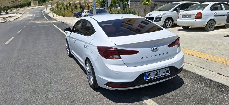 HYUNDAI ELANTRA