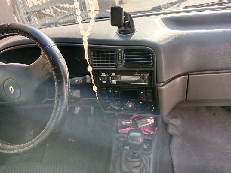 RENAULT 19