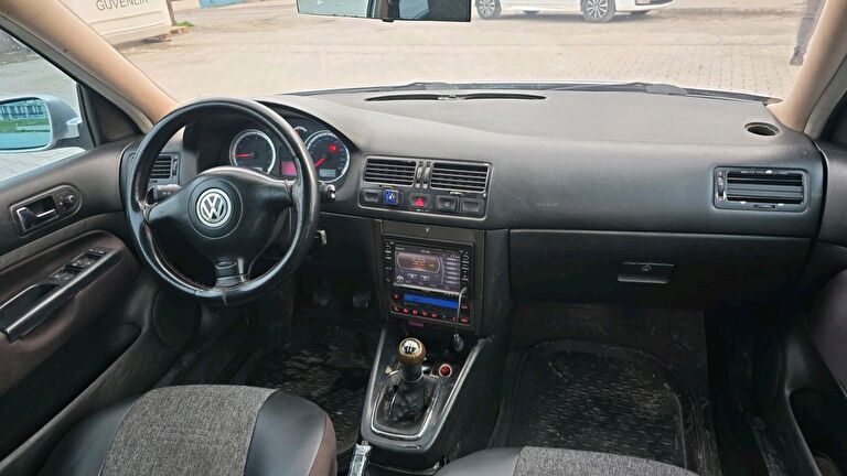 VOLKSWAGEN BORA