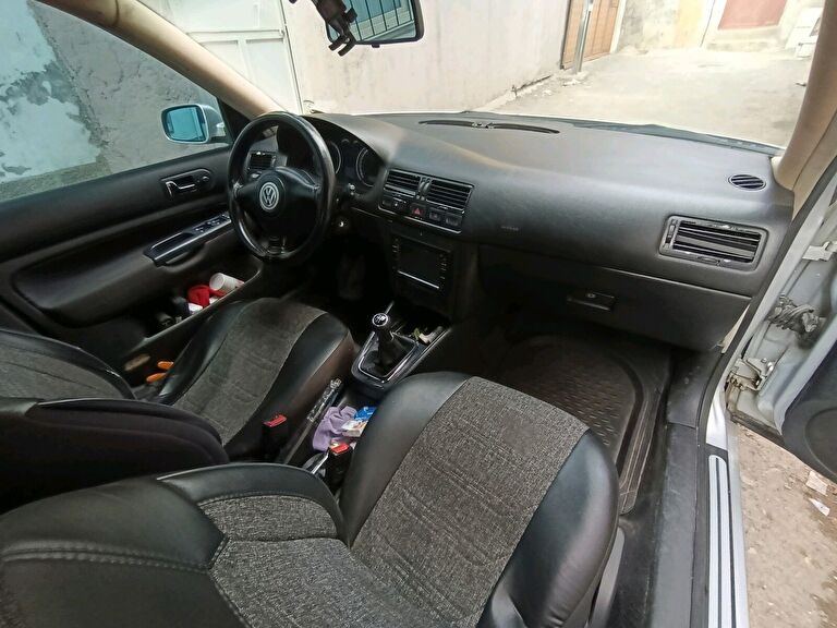 VOLKSWAGEN BORA