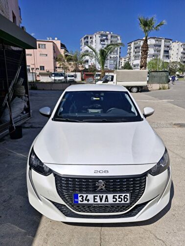 PEUGEOT 208