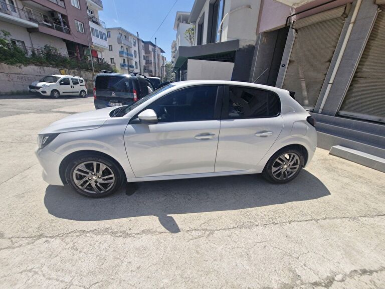 PEUGEOT 208