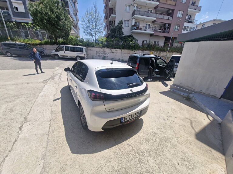 PEUGEOT 208