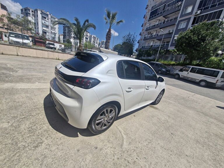 PEUGEOT 208