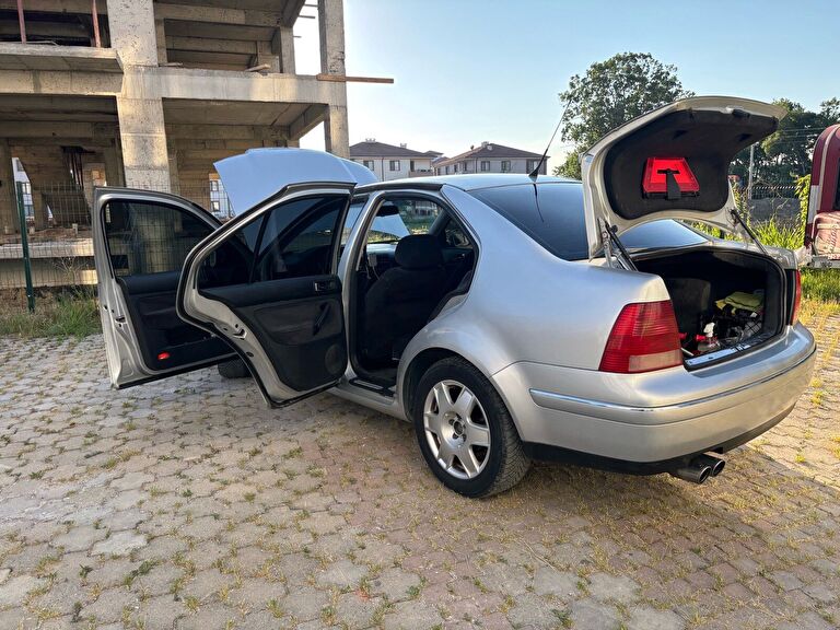VOLKSWAGEN BORA