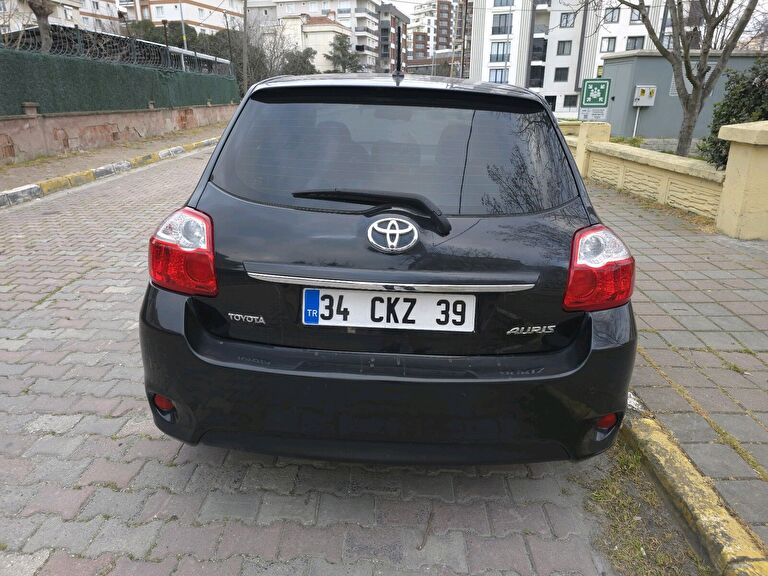TOYOTA AURIS