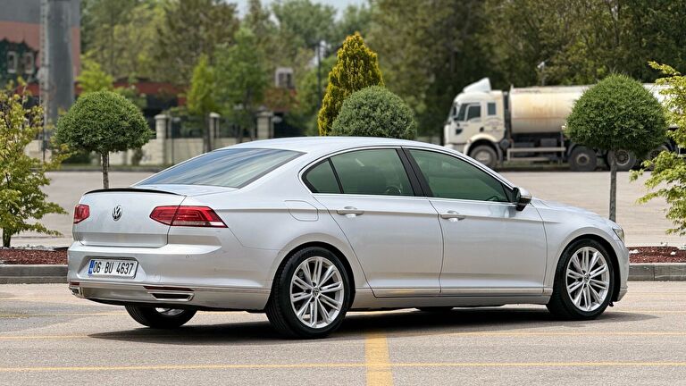 VOLKSWAGEN PASSAT